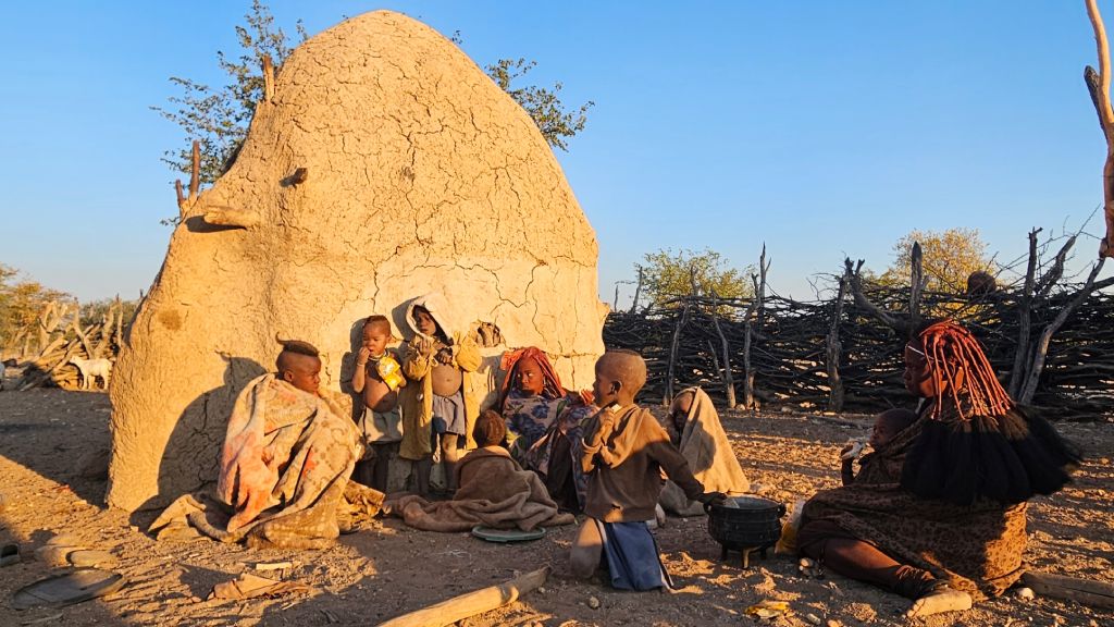 Himba_village_family