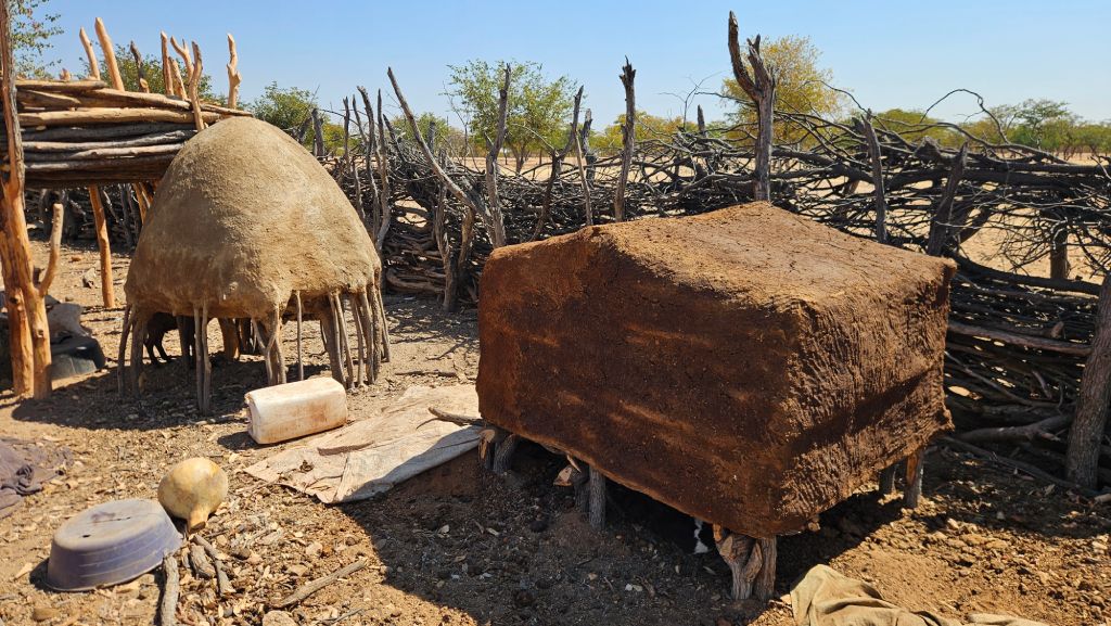 Himba_village_hut_granary