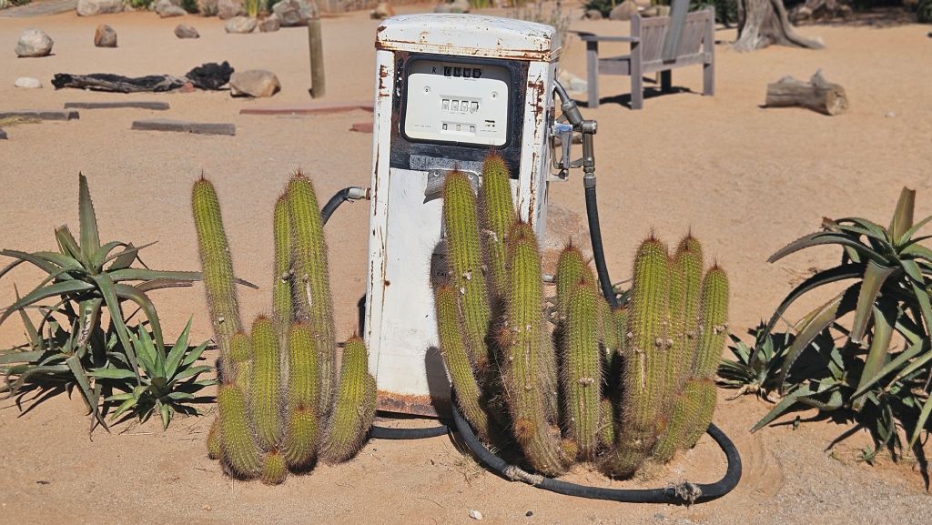 Namibia_Solitaire_old_gas_pump
