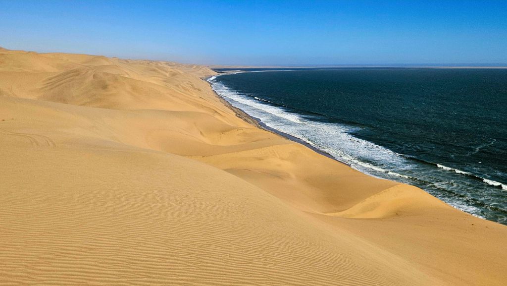 Namibia_Walvis_Bay_dunes_ocean