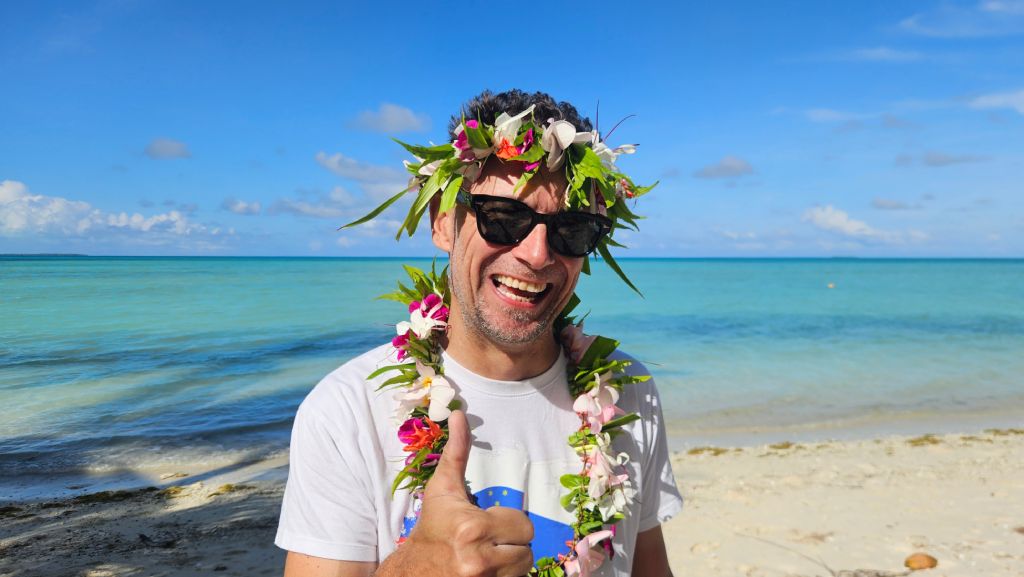 Kiribati_Abaiang_island_wreath_Rok Rok carrying a wreath on Abaiang Island, Kiribati
