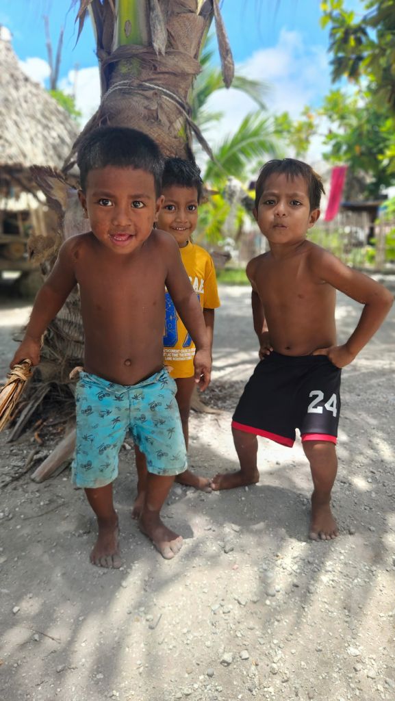 Abaiang_kids_posing