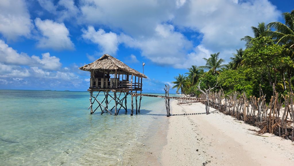 Abaiang_wooden_hut_on_the_beach