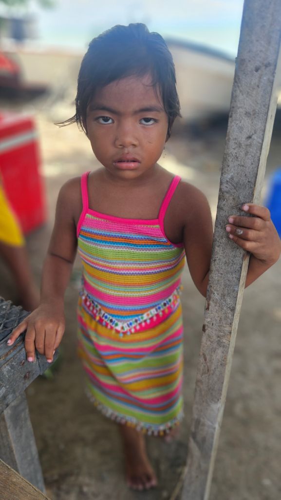 Tarawa_serious_girl