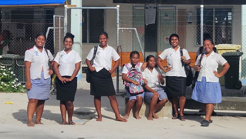 Kiribati_Tarawa_girls
