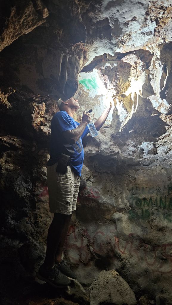 Nauru_exploring_caves