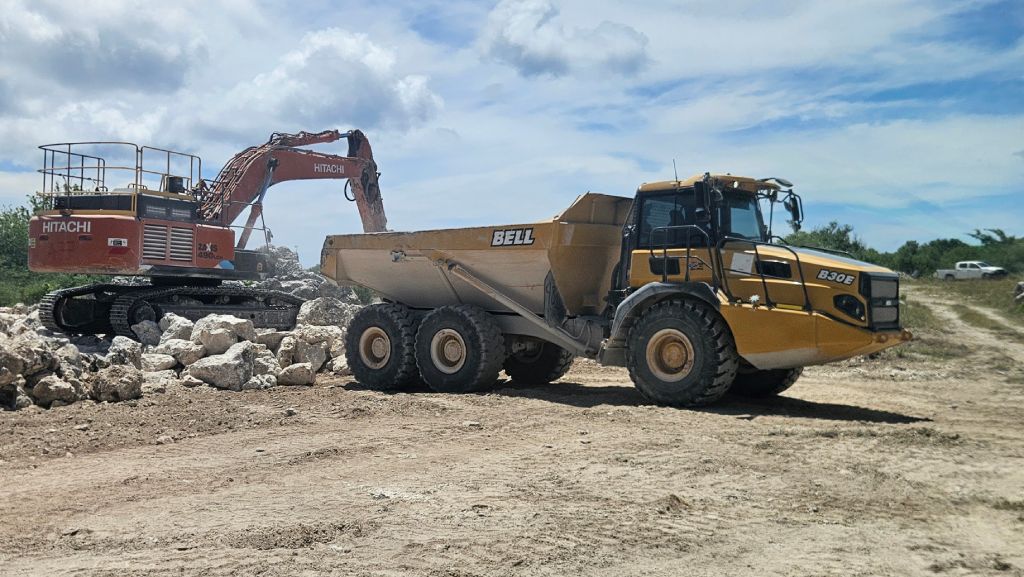Nauru_loading_phosphate_ore