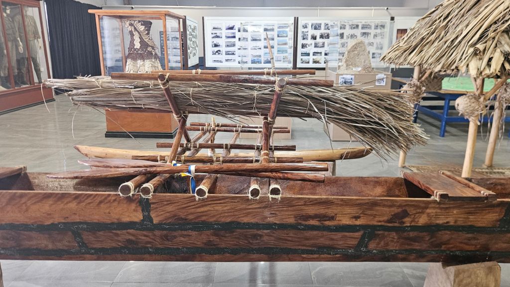 Nauru_museum_outrigger_canoe