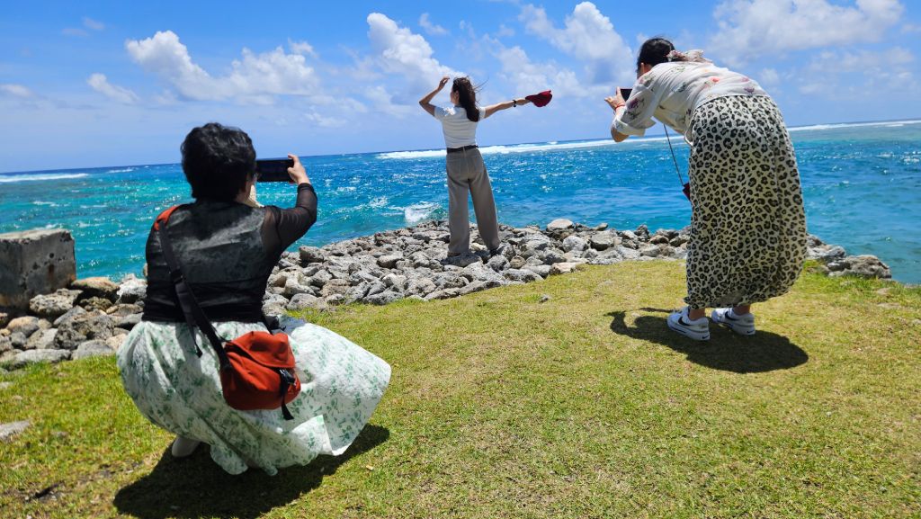 Ngchesar_dock_Chinese_tourists