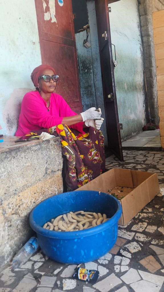 Woman_peeling_bananas