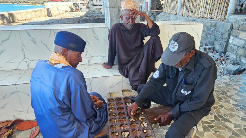 Men_playing_board_game_morahha