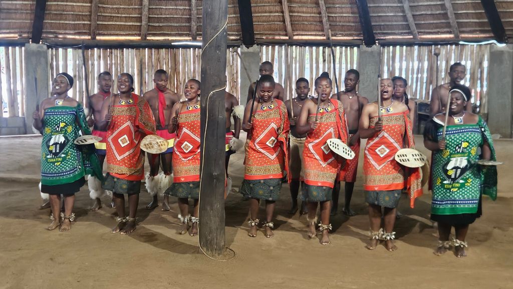 Mantenga_CV_dancers_in_emahiya