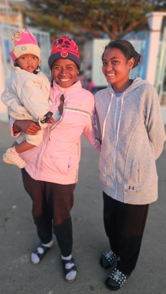 Akamasoa_women_child