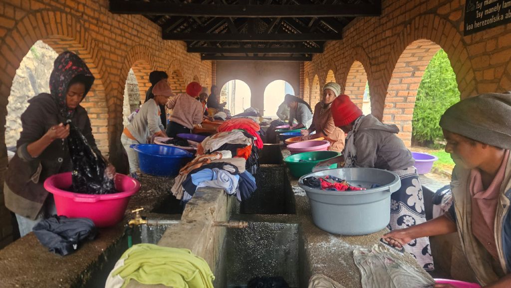 Fianarantsoa_women_washing_clothes