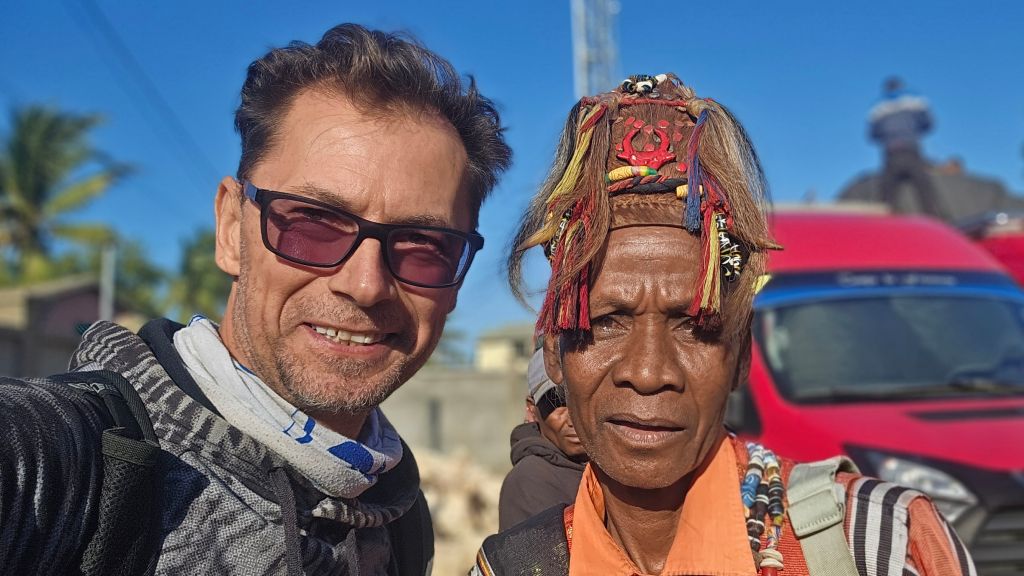 Man_with_traditional_headdress_Rok