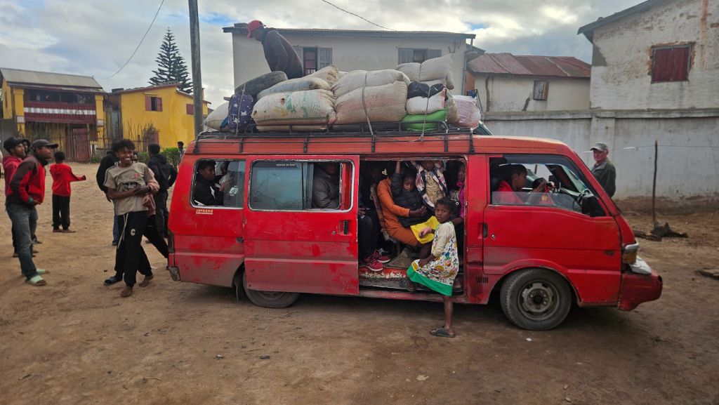 Fully_loaded_taxi_brousse