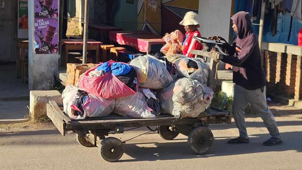 Varamba_loaded_handcart