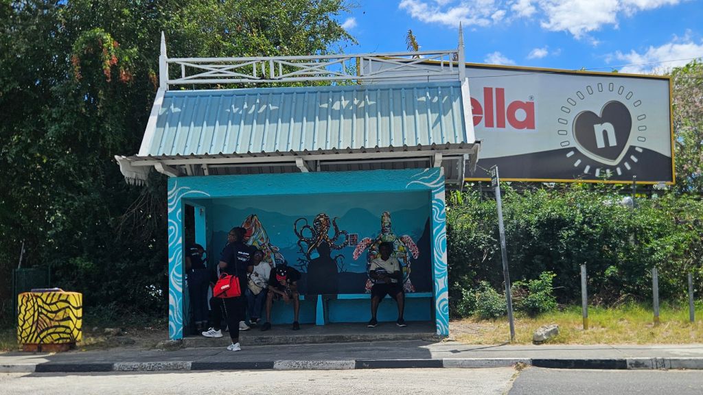 Flic_en_Flac_bus_stop