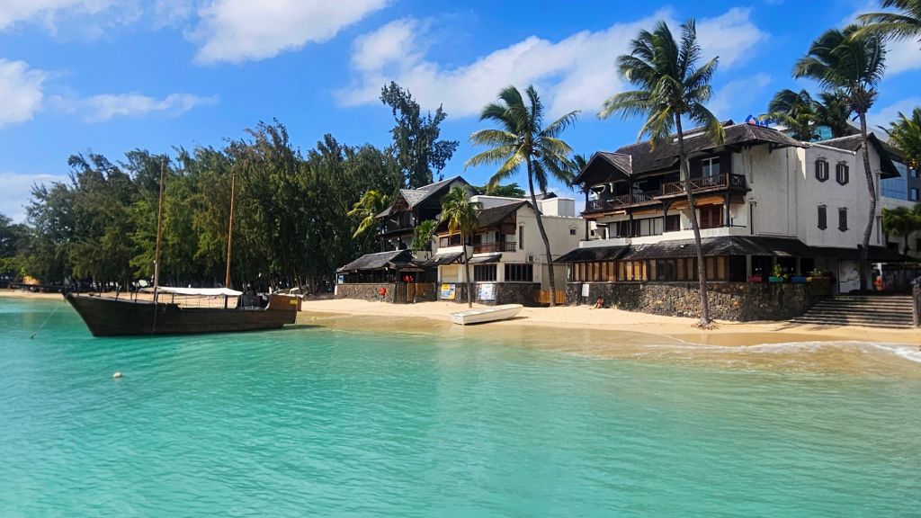 Grand_Baie_public_beach