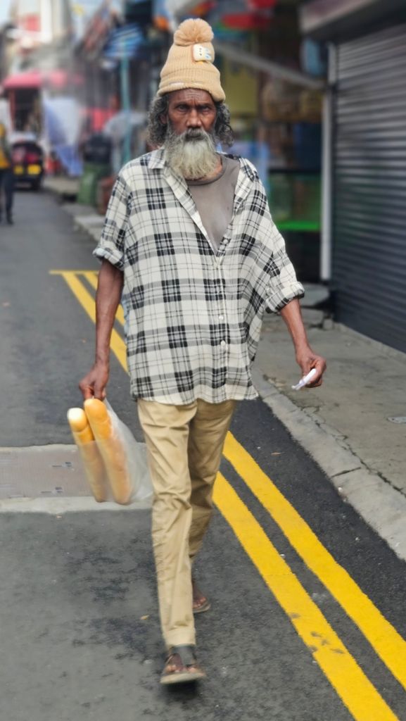 Man_with_baguettes