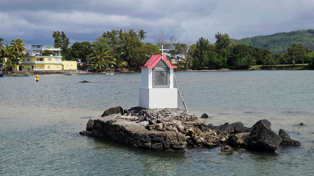 Mahebourg_shrine_in_the_sea