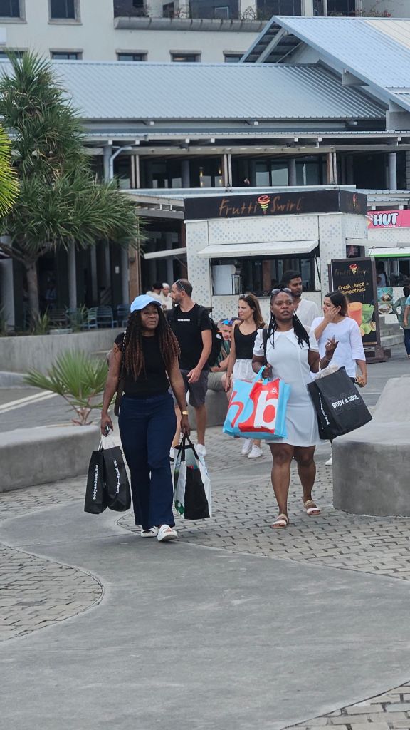 Tourist_shopping